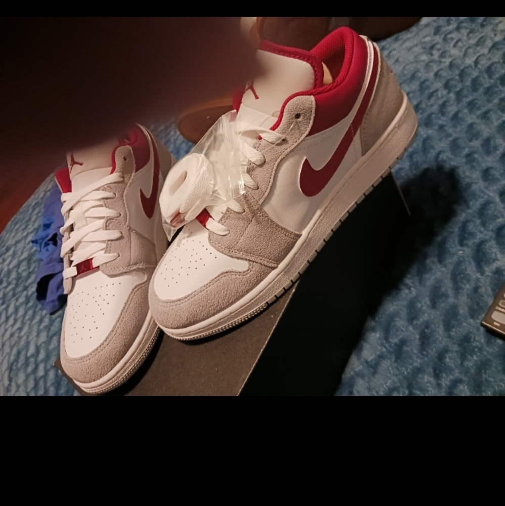 Too big NEVER worn comes with extra shoe strings n box